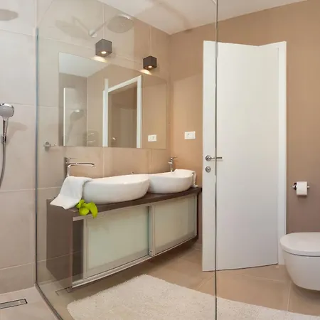 Seaside Luxury With A Swimming Pool Okrug Gornji, Ciovo - 24340