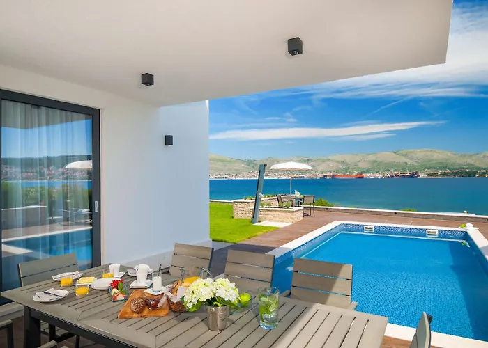Seaside Luxury With A Swimming Pool Okrug Gornji, Ciovo - 24340 * トロギール